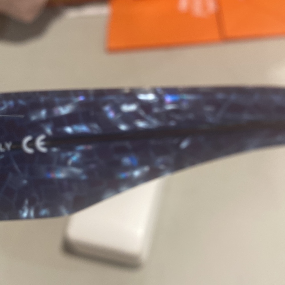 Authentic VERSACE brand new sunglasses with square frame in rhinestones on the V - Picture 4 of 10